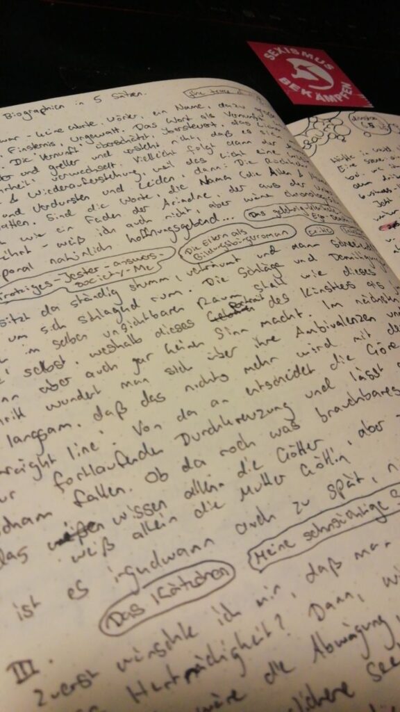 Das aktuelle Bild hat keinen Alternativtext. Der Dateiname ist: notizheft-kurbios.jpg